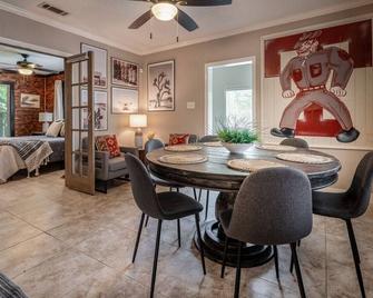 Ol' Sarge: Century-Old Retreat, Outdoor Amenities & Cozy Charm - Bryan - Dining room