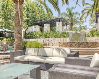 Upscale Burbank 2br W/ Bbq, Gym & Pool, Near Tj & Wf, By Blueground - Los Angeles - Patio