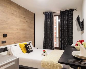 Sunny Double Room with Bathroom Gran Via | R131 - Madrid - Schlafzimmer