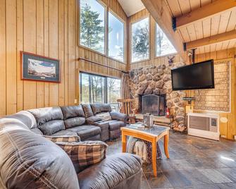 Half Mile to Ski Slopes Conway Condo with Hot Tub! - Conway - Living room