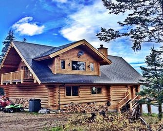 Log Home Getaway, Situated On 24 Acres With Private Access To Lake. - Monte Creek - Building