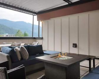 Scenic 3BR Penthouse Suite w/ Rooftop Lake View - Hope - Living room