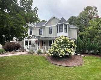 Luxurious Newly Renovated 4 Bedroom Home Near Elkhart Lake, Green Bay & Kohler - Plymouth - Budova
