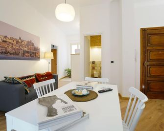 La luna appartamento con terrazza e due camere - كاغلياري - غرفة طعام