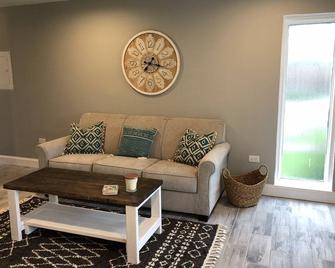Capital City Condo #6 close to Interstate, Water Park, Restaurants and Shopping. - Frankfort - Living room