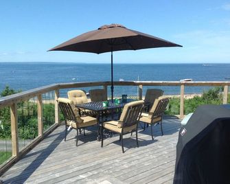 Beach Front Home Overlooking Beautiful Chance Harbor Beach - Trenton - Balcón