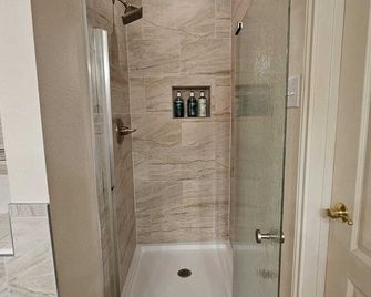 Dallas Lakeside Bliss Stay - Private Pool, Air hockey and High speed internet - Corinth - Bathroom