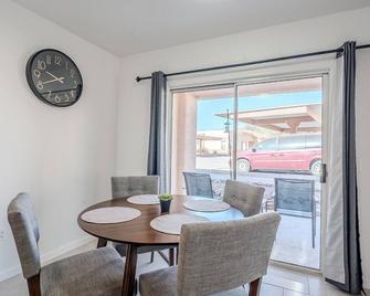 1 BR Townhome + pool access - Green Valley - Dining room