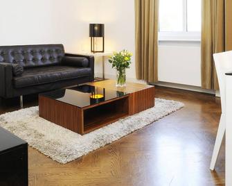 Serviced 2-Room Apartment M. Fully Equipped With Wifi, Cleaning, Laundry Service - Frankfurt am Main - Living room