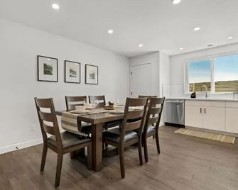 Livingston Way I Sleep 6 I Netflix I Kitchen I Tv - Pincher Creek - Jídelna