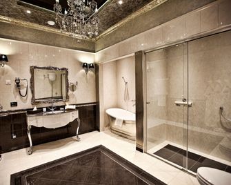 Multi Grand Pharaon Hotel - Arrinj - Bathroom