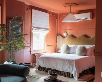 Our spiciest suite—flat 6 is dipped in a hot red hue. - Stratford - Habitación