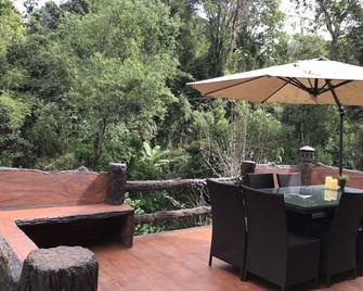 Rai Phusaitran - Hostel - Mae Taeng - Innenhof