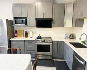 UnionCity Great location3BR w central Heater&AC - Union City - Kitchen