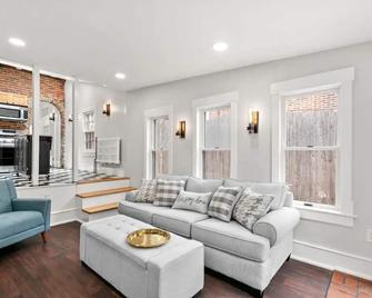 Historic Home on Gay Street. - West Chester - Living room