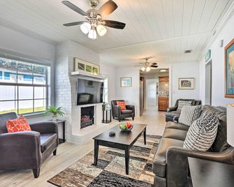 Chic Home With Fire Pit And Patio, Walk - Mount Dora - Living room