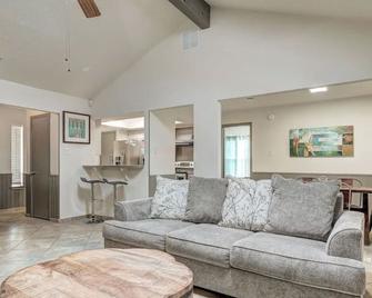 Hutto 4 Bdrm Getaway Home Perfect For Business Or Leisure. - Hutto - Living room