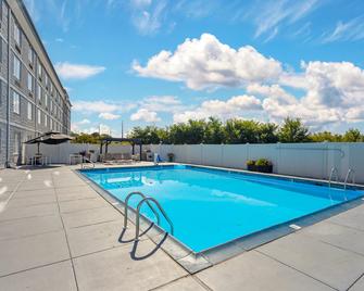 Comfort Inn & Suites Pottstown Eastern Gateway - Pottstown - Piscina