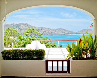 كاتالينا بيتش ريزورت - إكستابا زيواتانيجو - شرفة