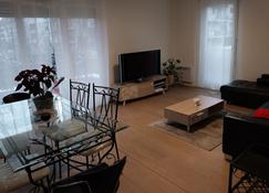 Grand logement familial , Paris, Stade de France , métro , parking gratuit - Saint-Denis - Living room