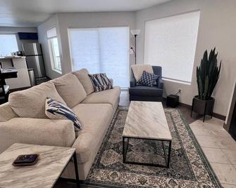 Prime Lakefront on Moses Lake - Moses Lake - Living room