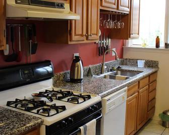 Beach House - One Block from Ocean Beach. 30 Day Minimum - 50% Discount - סן פרנסיסקו - מטבח