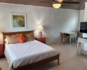 Charming studio across street from beach with beach access in Melbourne Beach - Melbourne Beach - Bedroom