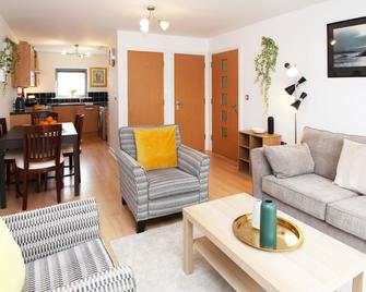 Albion Street Apartments - Wolverhampton - Living room