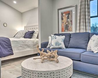 Airy Bentonville Studio 1 Mile to City Square! - Bentonville - Living room