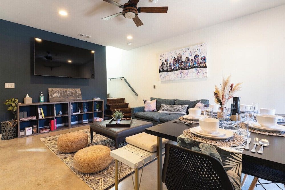 •west Dallas Haven -Comfy & Cool- Mins To All• - דאלאס - סלון