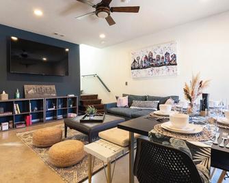 •west Dallas Haven -Comfy & Cool- Mins To All• - Dallas - Stue