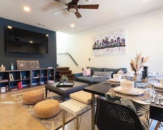 •west Dallas Haven -Comfy & Cool- Mins To All• - دالاس - غرفة معيشة