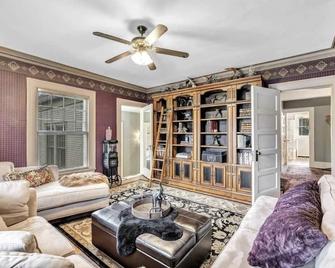 Tower Suite in Historic Mansion B&B, 9 min from Lambeau Field - Green Bay - Wohnzimmer
