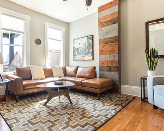 Saint Mary's Place. Historic townhouse. Great downtown location. - Дабек - Вітальня