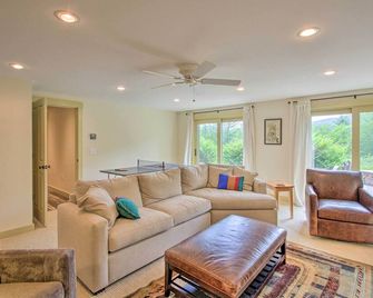 Home w/ Fire Pit, 7 Mi to Attitash Mtn Resort - Jackson - Living room