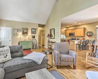 Pet-Friendly Grand Pine Bush Retreat On - Pine Bush - Living room