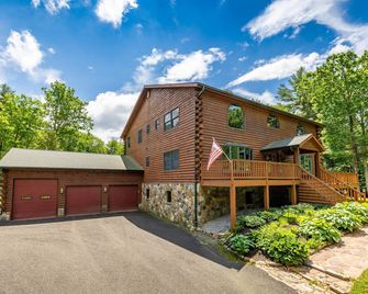 Stunning Retreat on 62 Acres, 7000 sq ft, Pool and Hot Tub - New Hartford - Edificio