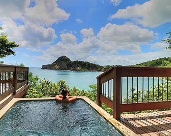 Aqua Oceanfront Hotel Resort - El Gigante