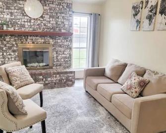 Spacious Family & Pet friendly home with Game Room FLETC or Long Term Available - Artesia - Wohnzimmer