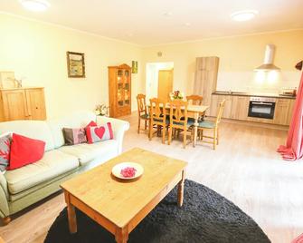 Ferienwohnung \'alpin 2\' in Seenähe und Absoluter Ruhe. Hunde Willkommen - Gransee - Wohnzimmer