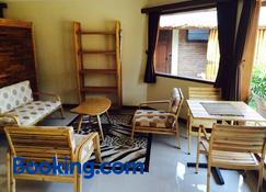 Jepara Marina Beach Bungalows - Jepara - Living room