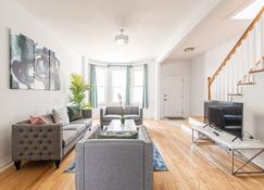 Tranquil Town House In New Jersey - Just 25 Minutes To Time Square! - Jersey City - Living room
