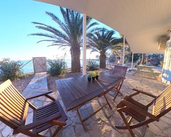 Beachfront 2br Garden Bbq Seaview Quietretreat - Messolonghi - Patio