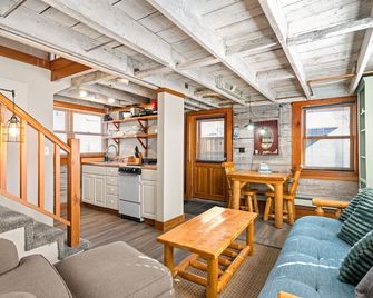 Tiny Driftwood Cottage Near Beach Access - Duluth - Living room