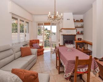 Gorgeous Apartment In Alassio With Wifi - Alassio - Wohnzimmer