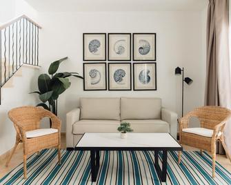 Hotel Moon Dreams Marina Parc - Es Mercadal - Living room