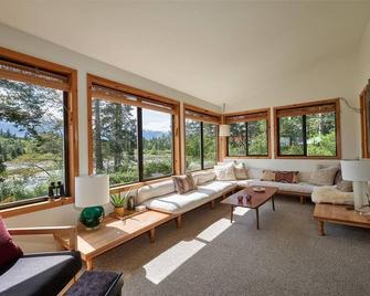 Sunny Shores Beach House w/ Mountain Views - Fanny Bay - Sala de estar