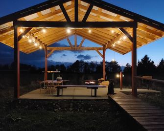 Woodys Retreat this rental includes the barn outdoor covered fire pit - Gerry - Patio