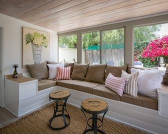 June Available 2025 Fantastic Shell Beach vacation rental! 30 plus day Stay! - Pismo Beach - Living room