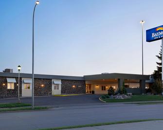 Baymont Inn & Suites Mandan Bismarck Area - Mandan - Building